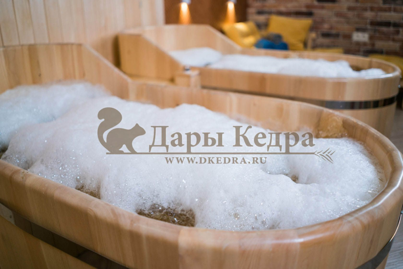 Деревянная ванна из кедра с перепадом высоты